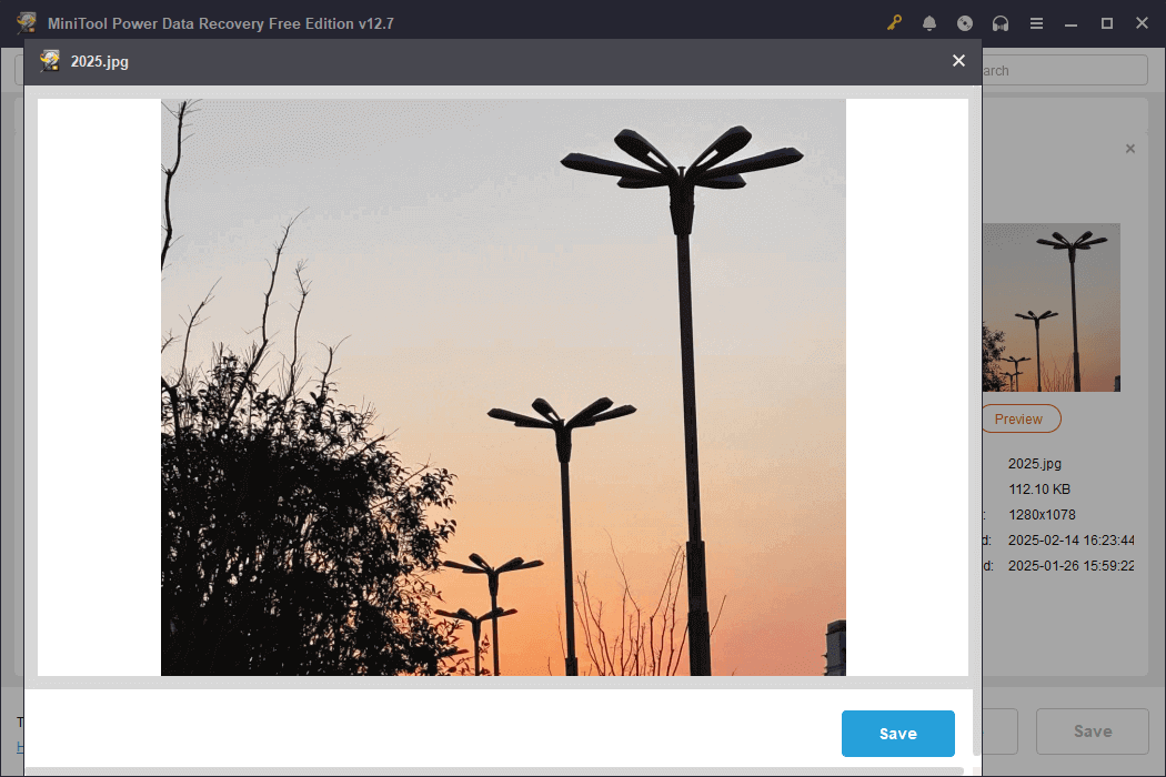 A streetlamp photo at dusk displayed in MiniTool Power Data Recovery embedded preview window.